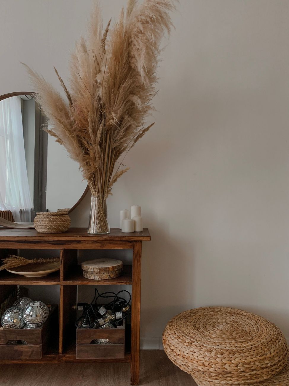 Holz-Sideboard mit Pampasgras, Korb und Kerzen